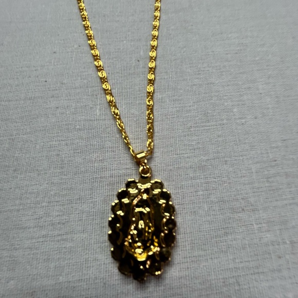 Gold Chain Virgin Mary Mob-Wife Rose Border Pendant Necklace - Picture 5 of 9